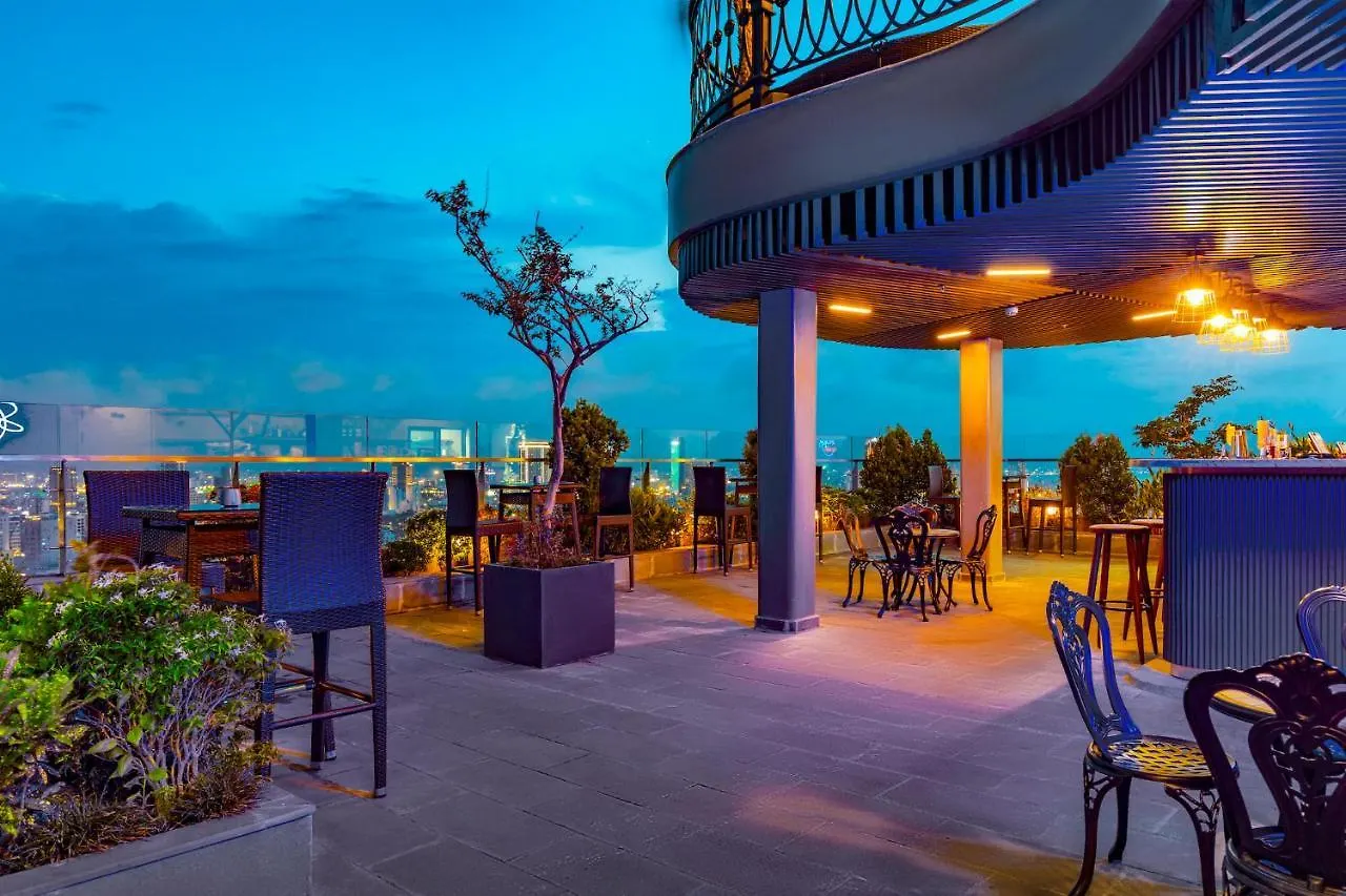 Peninsula Hotel Danang ダナン市