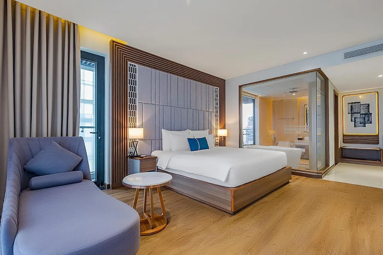 Peninsula Hotel Danang ダナン市
